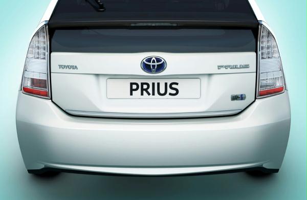 Chromová lišta na víko kufru Prius